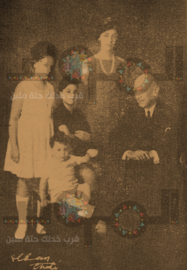 الدكتور نجيب محفوظ مع ابنته شهيرة وأحفاده منها ملك وكريم ونجيب