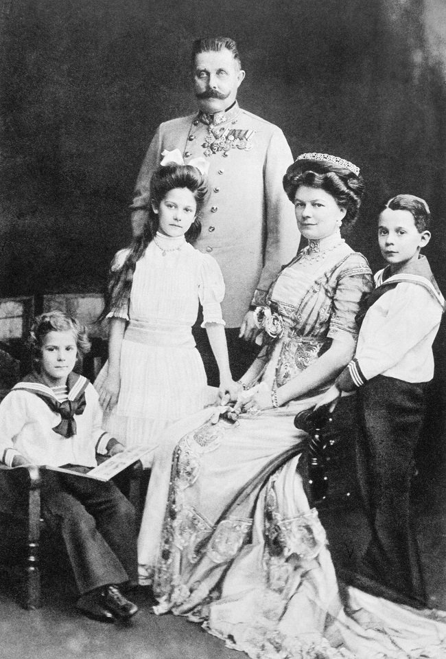 الأرشيدوق فرانز مع زوجته صوفي وأولادهم سنة 1910.