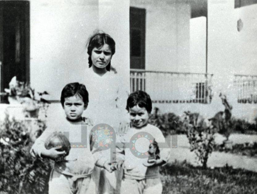 مصطفى و علي أمين مع مربيتهما ببيت سعد زغلول